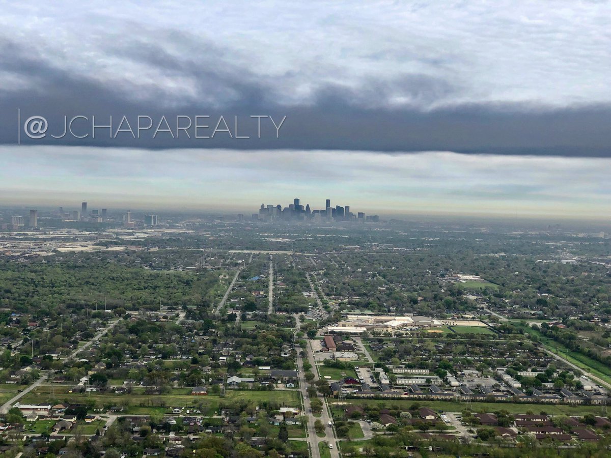JChapaRealty's tweet photo. Deer park plant fire still going strong while leaving huge smoke clouds behind! #deerpark #houston #fire https://t.co/tGzUSUr5b0