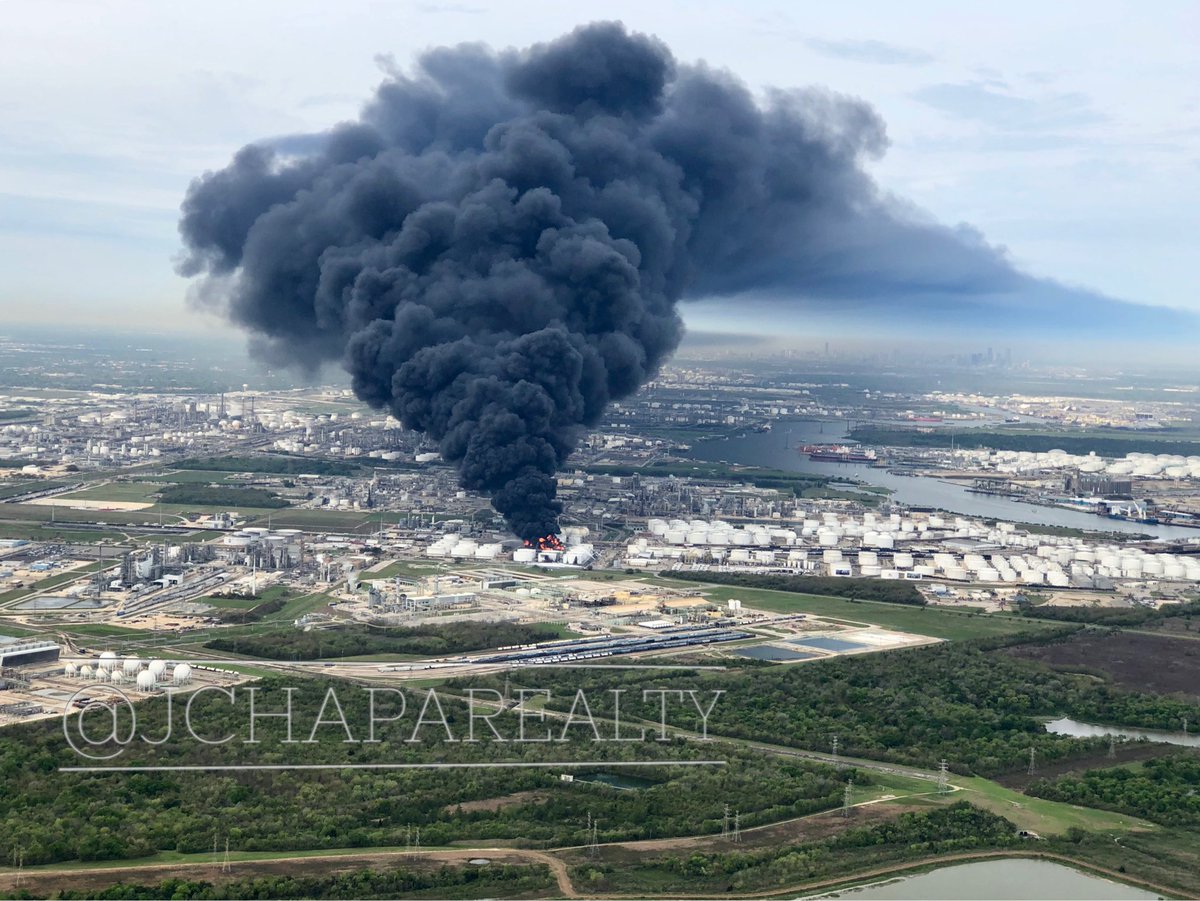 JChapaRealty's tweet photo. Deer park plant fire still going strong while leaving huge smoke clouds behind! #deerpark #houston #fire https://t.co/tGzUSUr5b0