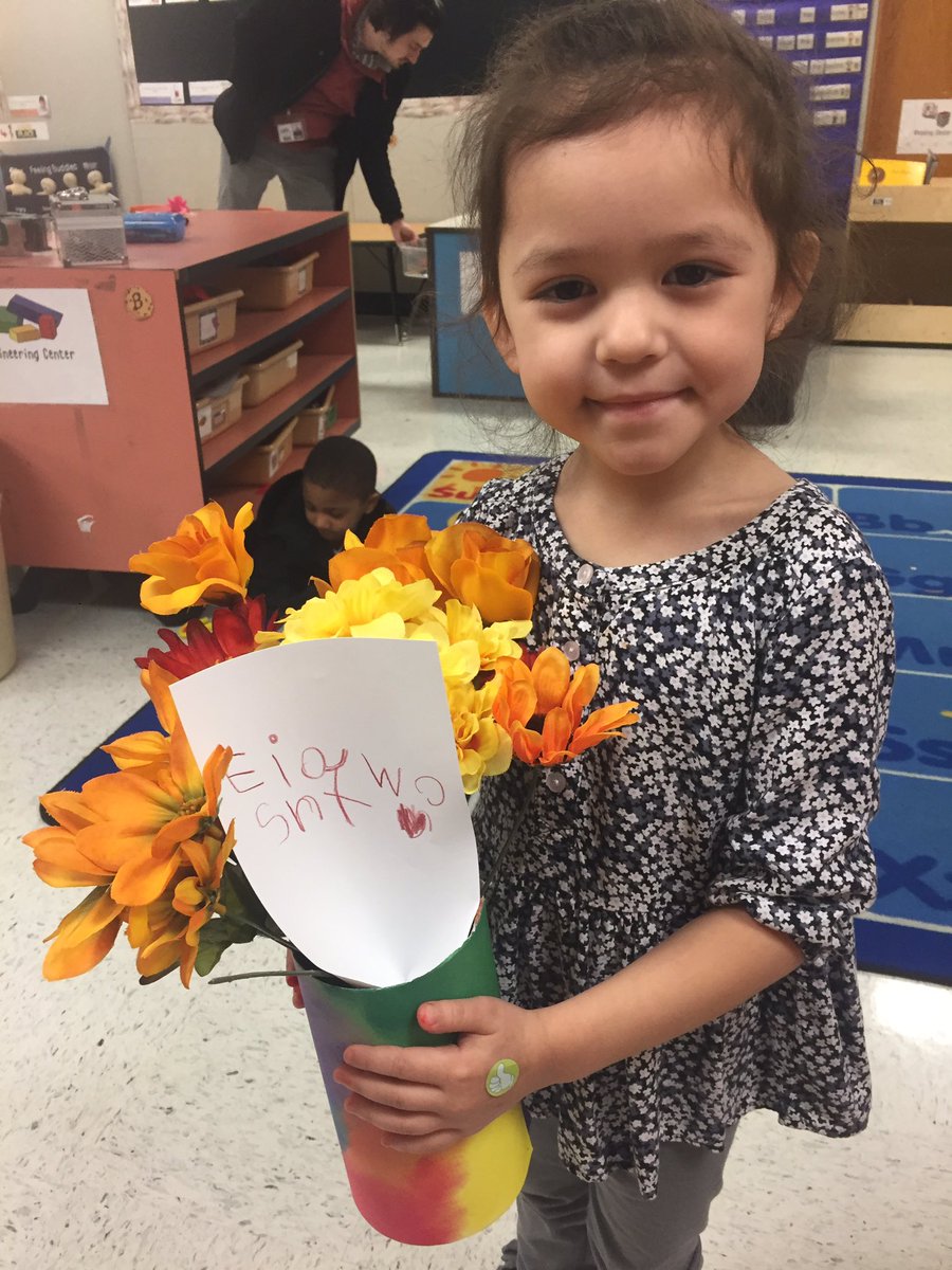 DecenaJessica's tweet photo. Working at flower shop is fun learning! #wearedegan #MakingMagicHappen #lisdpk #LISDculture https://t.co/8KOY3IQSvO