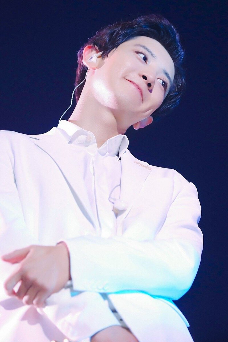 hotvscuteyeol's tweet photo. evil                                  angel https://t.co/evNSpF6ALs