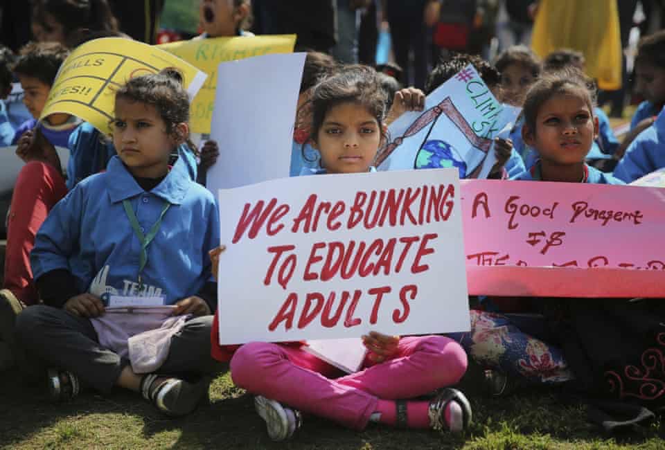 enviromend2's tweet photo. A girl in New Delhi, India at the #SchoolStrike4Climate 👌 https://t.co/K3kau0V1eE