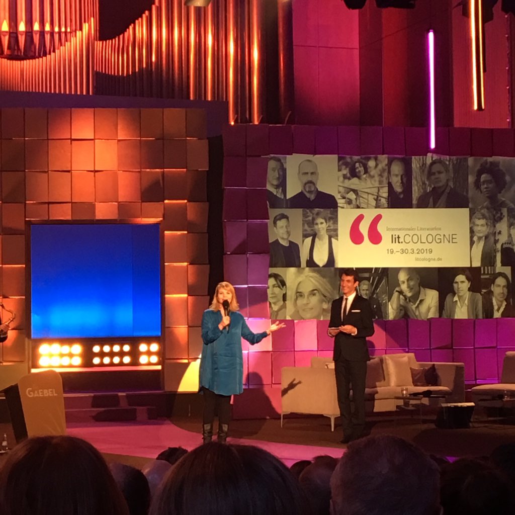 Annette Frier hat sich extra ein schickes Kleid angezogen, denn jetzt ist sie eröffnet: Die 19. <a href="/litCOLOGNE/">lit.COLOGNE</a> 💥#dhp2019 #litcologne