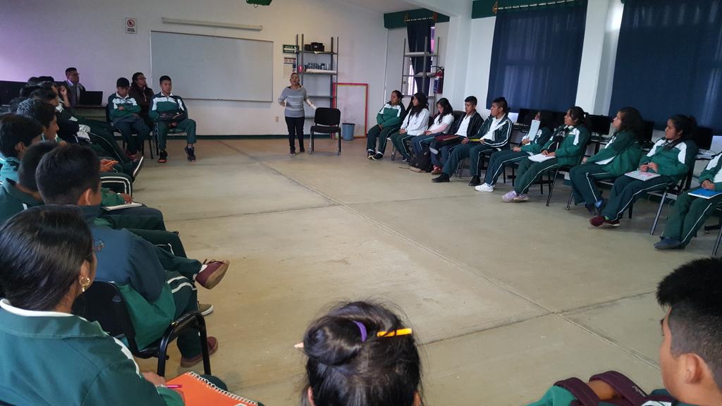 LuisHerSanchez's tweet photo. Trabajando con l@s estudiantes la ponente Whylma Luvia, faciliatadora del proceso de cambio con programación neurolinguistica  Master coach y tutora de resilencia en "casa hogar de niños desamparados".@CECyTEOaxaca @PauloTapia_Oax @Yadira_marzam https://t.co/1PD7biPg6S