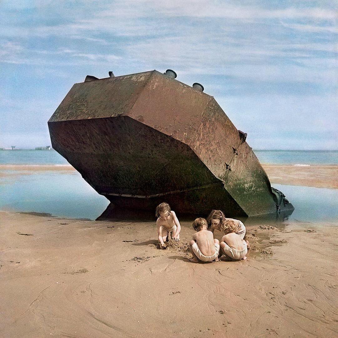 foro_design_jr's tweet photo. [Children playing on Omaha Beach, Normandy France], 1947
► © Chim • 
#forodesignjr #child #design #photographyofchild #Photography https://t.co/tRVH75rqdI