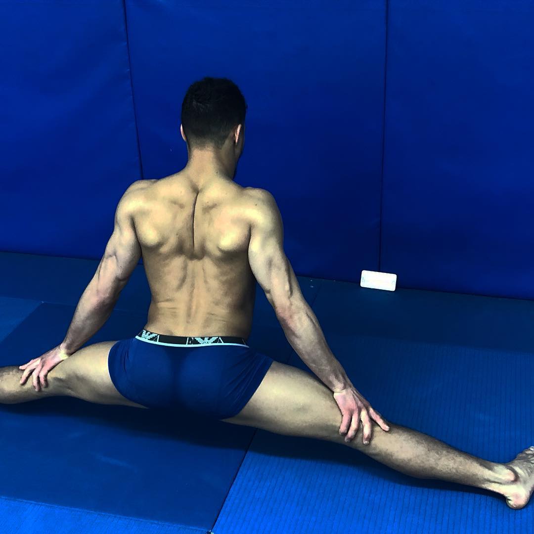 CelebWanker's tweet photo. I think @Ashleymckenzi12 doing the splits in his pants might be my new favourite thing. https://t.co/HqxYYnwuqe