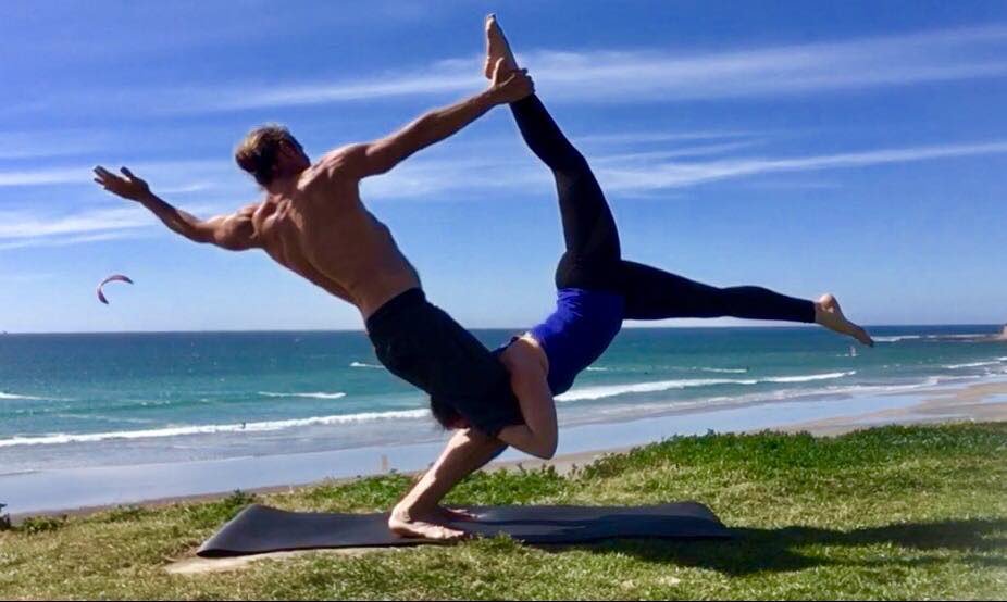 MindfulTrainer's tweet photo. Acro Yoga...Not sure of the point, but it sure looks cool. https://t.co/B4Ekl7w466