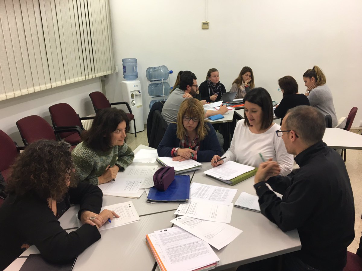 iperaprendre's tweet photo. En aquest segon seminari de reflexió pedagògica de Mirades de mestres hem començat a compartir i a reflexionar sobre com entenem l’alumne com a centre de l’aprenentage. https://t.co/9mz0fclgcb