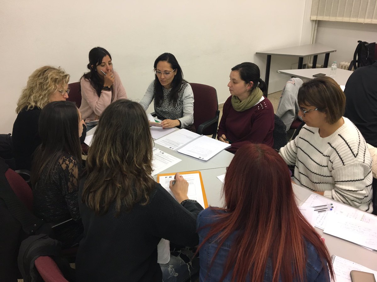 iperaprendre's tweet photo. En aquest segon seminari de reflexió pedagògica de Mirades de mestres hem començat a compartir i a reflexionar sobre com entenem l’alumne com a centre de l’aprenentage. https://t.co/9mz0fclgcb