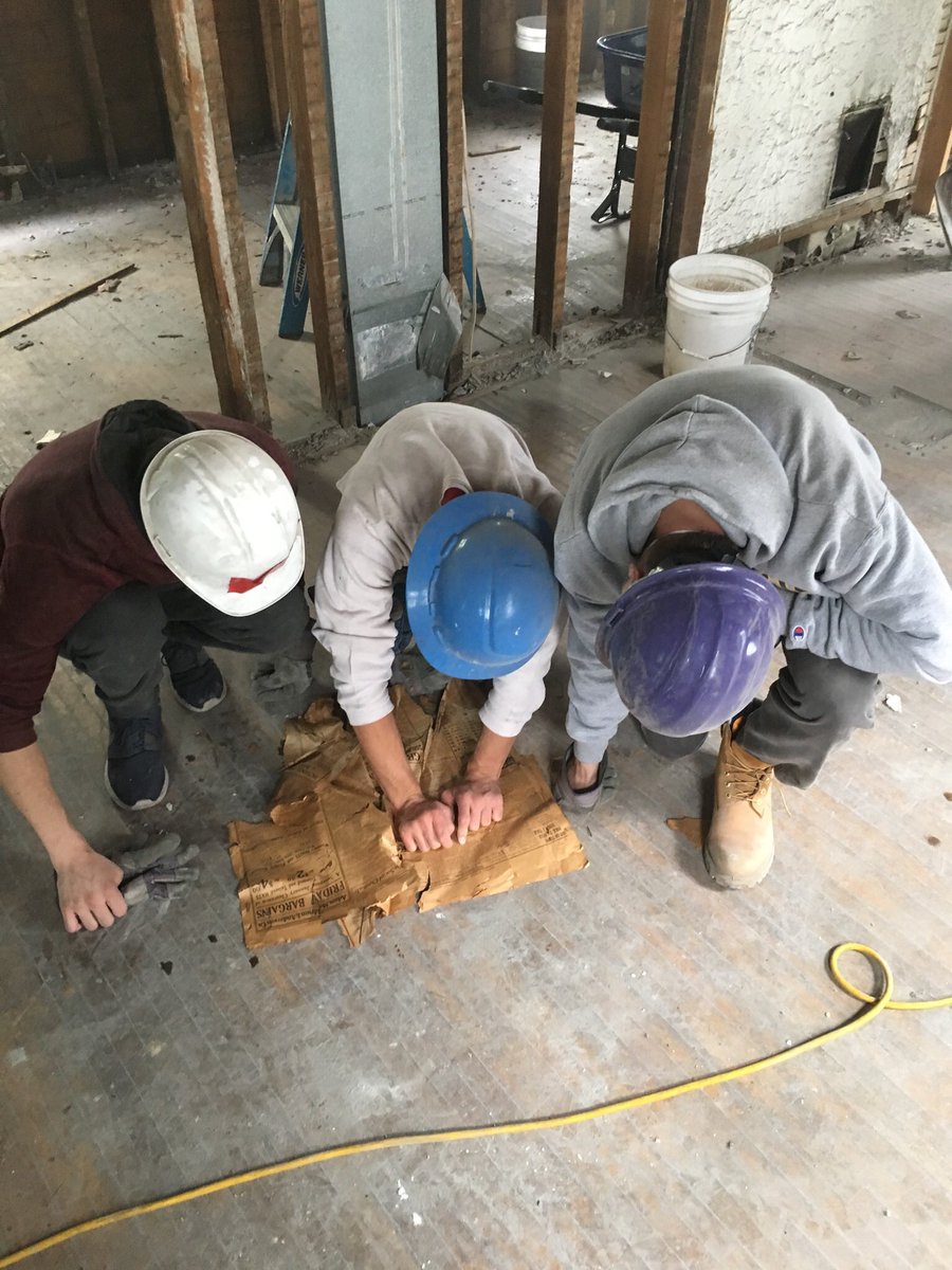 HabitatBuffalo's tweet photo. Building is better with buddies #putourheadstogether #teamworkmakesthedreamwork #webuildbuffalo https://t.co/3Puxlt5s02
