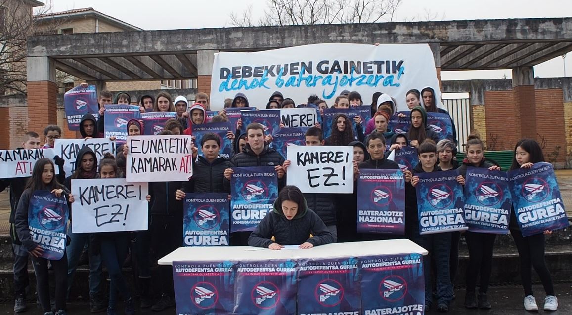 IrunerriaIAS's tweet photo. Ikasleok argi daukagu, iruñerriko zuzendarien oztopoen gainetik borrokak darrai! M-21 denok baterajotzera! Langile borrokaz garaipenerantz! https://t.co/gImz6sjU3p