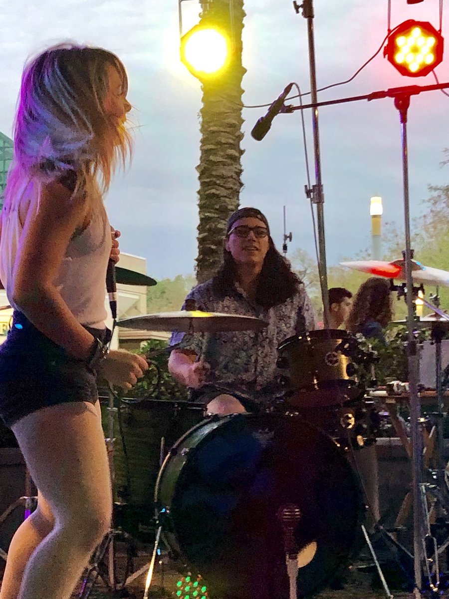 Flowers_Tht_Fly's tweet photo. For those of you that missed it, Battle of the Bands was SO MUCH FUN! We met so many great musicians AND we won the opportunity to meet one of the headlining bands at #bullstock! This year is off to a great start #20RIGHTEEN https://t.co/GCoo5pdQJN