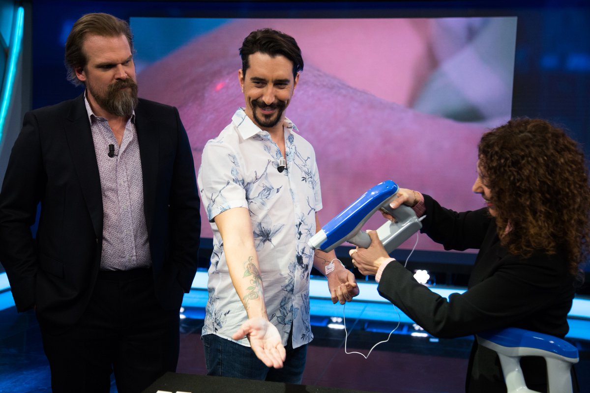 El_Hormiguero's tweet photo. Desde Israel, Claudia y Álvaro nos traen una máquina que crea piel artificial para curar quemaduras o heridas #HellboyEH https://t.co/6WKdqfmBGV