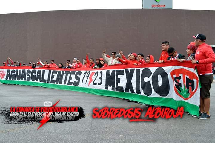 LOSRAYOSN's tweet photo. Desde Aguascalientes la Sobredosis Albiroja Oficial con toda su alegría viajó a Torreón para apoyar a Rayos.  Albirojo en un sentimiento que se lleva en el corazón @SA_1923 https://t.co/ovVCujRJpe
