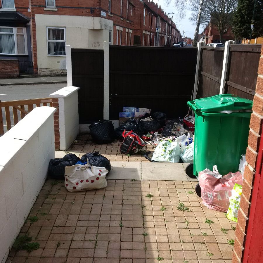 RadfordRoadCPOs's tweet photo. CPO 4631 has issued the occupier with and #LBA for a messy back yard which had detrimental waste in it. A re-visit was made today and the notice had been complied with. See before/after photos below. #keepyourgardenclean #tidy #cleanNottingham https://t.co/7fZCwuJBfY