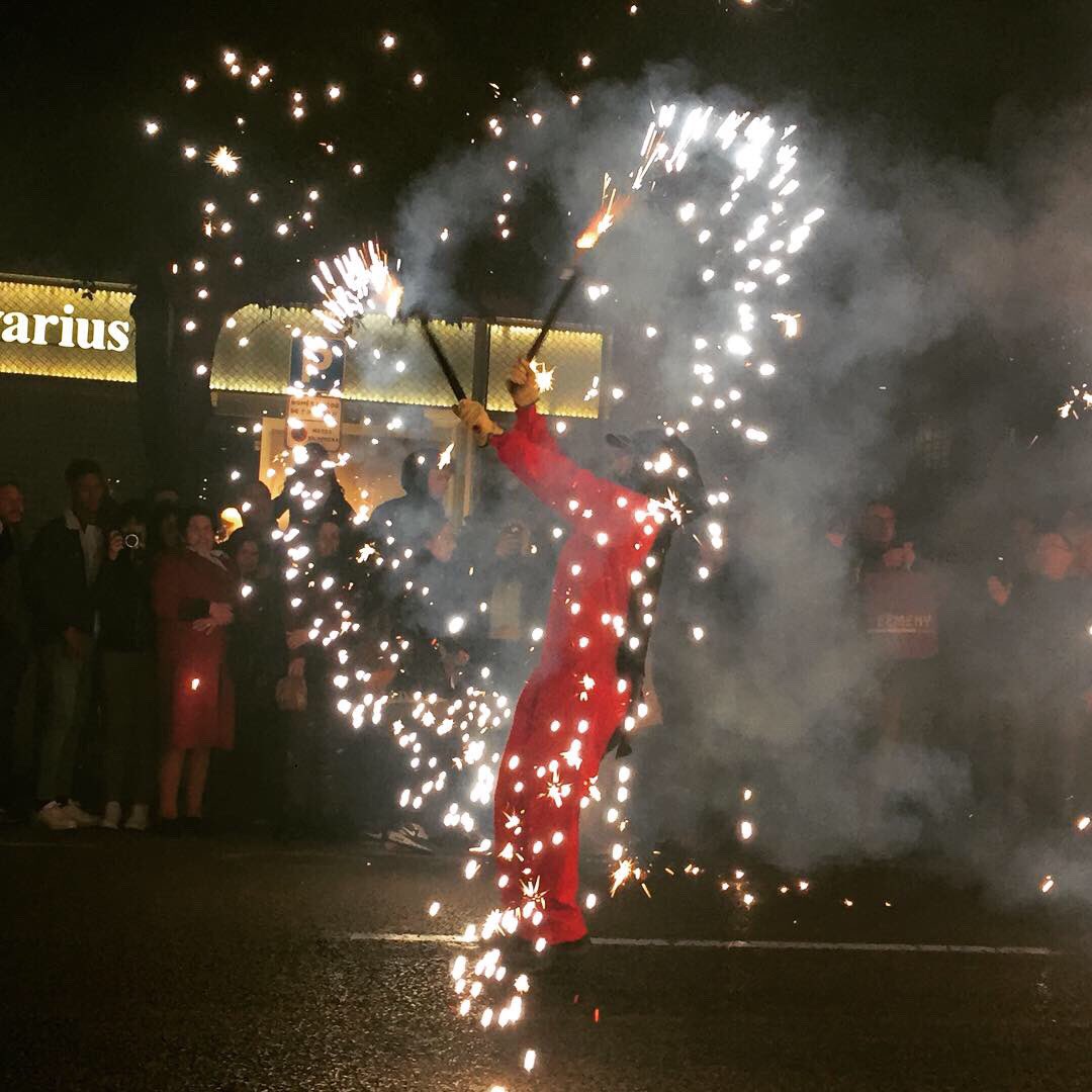 tatiprades's tweet photo. Foc 🔥 purificador de la #CavalcadaDelFoc que dona pas a les multitudinàries cremaes, felicitats @perefuset #Comboi i #CombustiblePerAFalles https://t.co/j7VNYNYopV