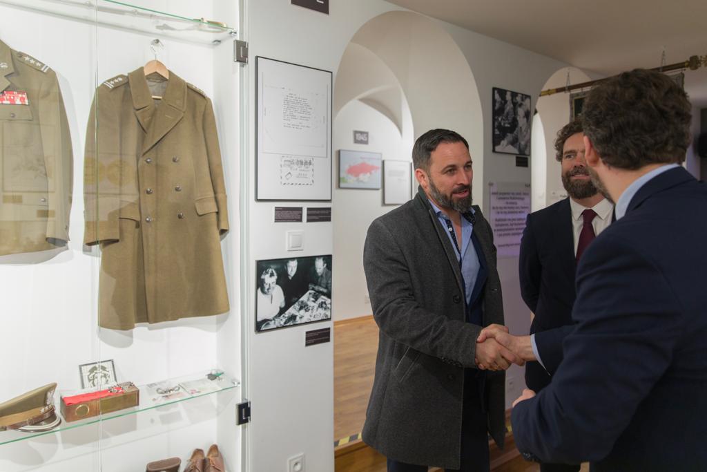 Santi_ABASCAL's tweet photo. En Polonia, nación admirable en la defensa de su libertad y su identidad nacional. Una nación que ha sobrevivido a los totalitarismos nazis y comunistas y que ha prohíbido ambos, con toda razón, porque millones de polacos, judíos y católicos, fueron víctimas del totalitarismos https://t.co/la2Jbt5rOn