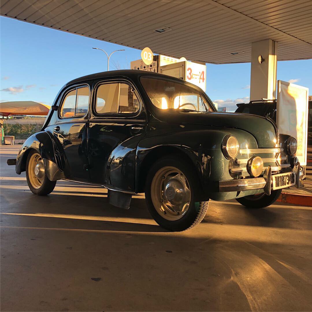 dribe_'s tweet photo. RENAULT 4/4 
Precioso ejemplar de Renault 4CV de 1958, encontrado hace un rato repostando en una gasolinera. 
Cuatro puertas, cuatro plazas y cuatro caballos. Quatre - Quatre. 
#renaultclassic #clasicosrenault #renault44 #lifeoncars #carspotting #classiccars #salvemoslosclasicos https://t.co/EiLchuZGwa