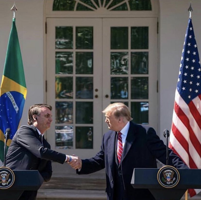 FlavioBolsonaro's tweet photo. 🇧🇷🤝🇺🇸 https://t.co/XAt3mcNj0F
