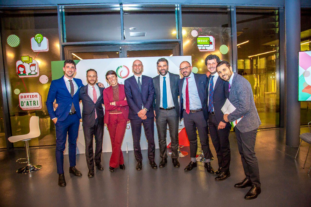 Luiginewton's tweet photo. Innovazioni e tanti sorrisi! Bella serata milanese di @ItaliaCamp con @davidedatri @leo_cis @ScarpelloSerena @ErnestodiGio @ger_curci @MarianoAvaglian e Fabio #InnovareCon https://t.co/6Hhj3r56aD