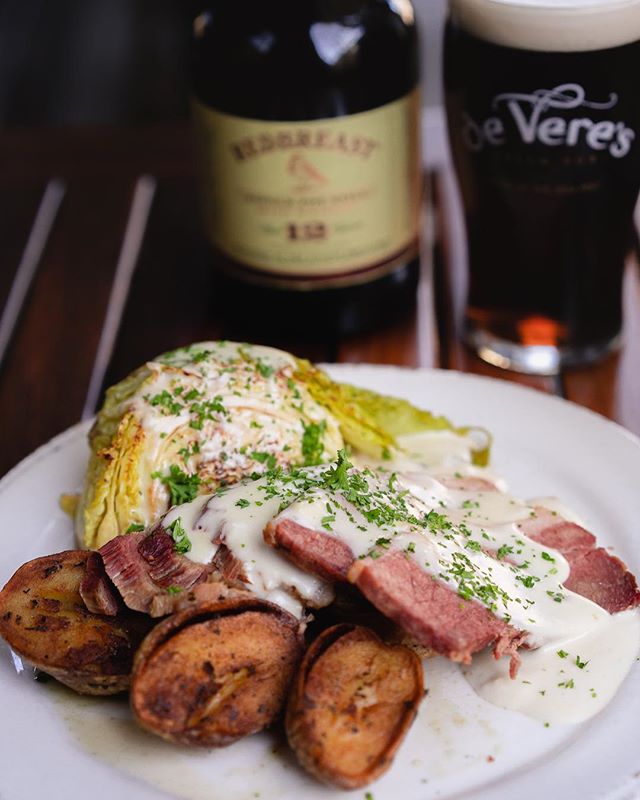 St. Patrick’s Day may be over but the corned beef and cabbage is still going strong! Enjoy one of our favorite dishes the rest of this week. Lucky you!
.
.
.
.
#deveresdavis #cornedbeef #instafood #notyouraveragepub