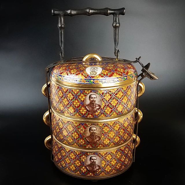 indvin's tweet photo. Antique Benjarong porcelain Thai Tiffin #thaiantiques #benjarong #tiffin #foodcarrier #lunchbox https://t.co/FyASPJssGh https://t.co/3S6GlrZgTR
