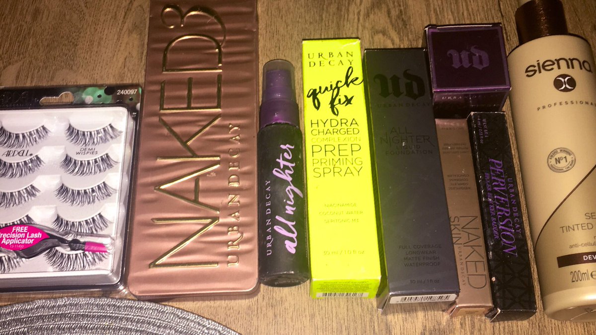 shaunnaeast's tweet photo. I love how I’ve kept most of it in the box’s and I’ve had it a week when all my other make up bits are missing the lids 😂😂😩 #makeup #messyperson https://t.co/UIUhQ7I1YS