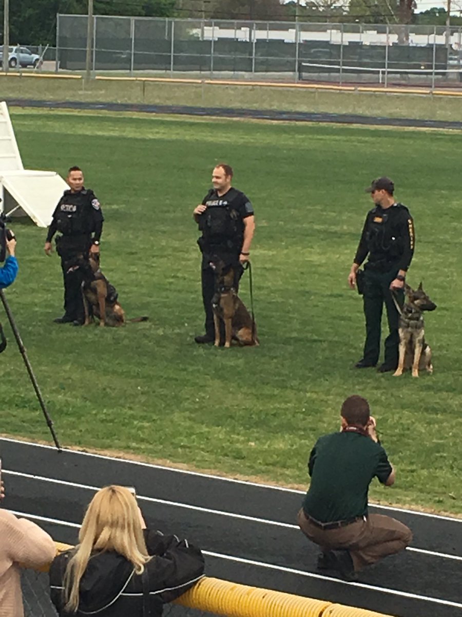 LargoPD's tweet photo. Here’s the lineup...let the obedience begin🐾👍. #K9Graduation. #DogsWithJobs https://t.co/hoOb7KLkvz