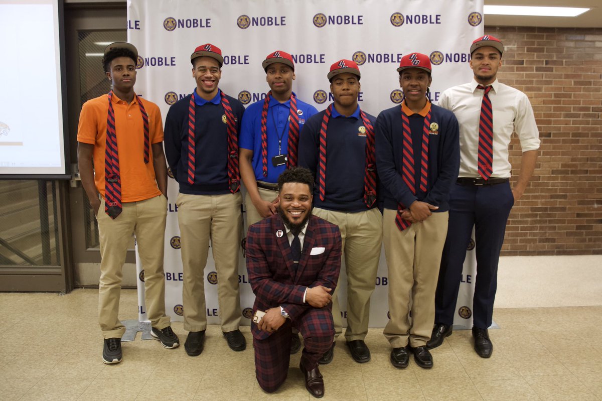 vashon_photo's tweet photo. Future Teachers! Six students just received full ride scholarships to the UIC College of Education!!!

These young men are participating in a
“Intro to Urban Education” class, which was specifically created to introduce students of color to a career in education! https://t.co/PC2zLjYrZW