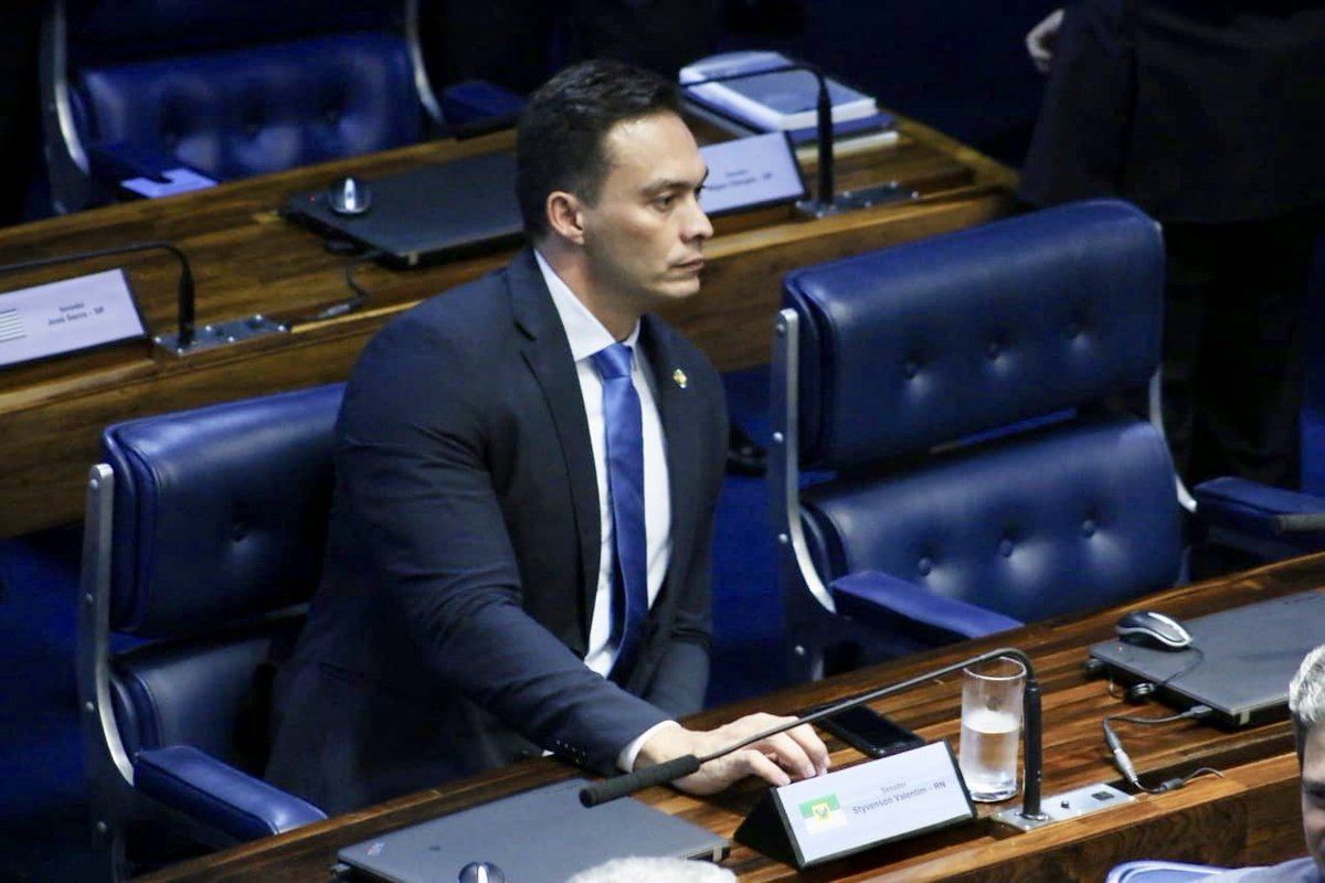 SenStyvenson's tweet photo. O senador Styvenson Valentim participa da sessão deliberativa do Senado, que aprovou, agora, a Proposta de Emenda à Constituição (PEC 25/2017), que uniformiza a nomenclatura referente às pessoas com deficiência. #pessoascomdeficiencia #pec25 #senadorstyvensonvalentim https://t.co/vZsdFtvxkG