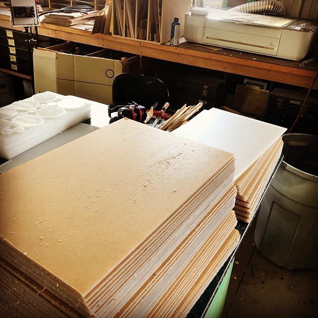 imagineFORM's tweet image. Over feeding the @glowforge  Nonstop cutting!  #lasercutting #glowforge #acrylic #productionparts ift.tt/2JpxfNi