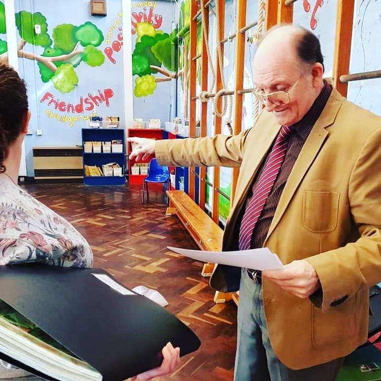 GlamscapeArt's tweet photo. Great day with @GowerCollegeSwa @BizlifeStacey showing my Toby the Toucan artwork to the children #artist #artwork #studentlife #gowercollege #jeffphillips #dance #dancers #impact #choreographer #bizlifestacey #environmental https://t.co/oUhABQxkIx