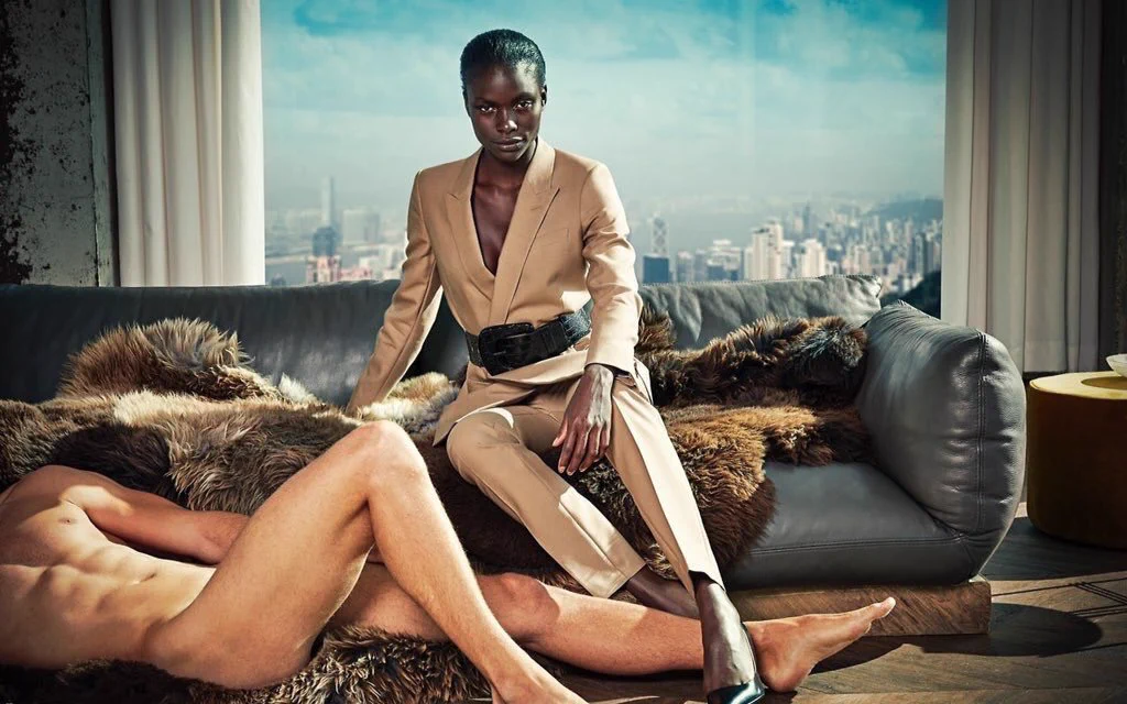 このオーダースーツの広告はなんだか女性が強すぎる感が強いww