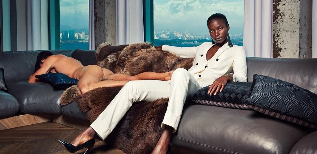 このオーダースーツの広告はなんだか女性が強すぎる感が強いww