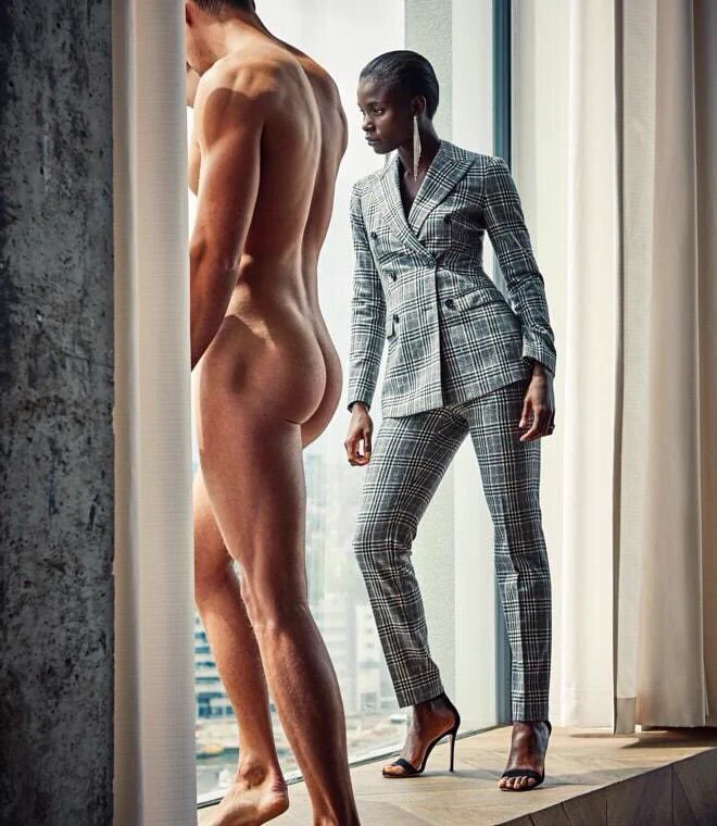 このオーダースーツの広告はなんだか女性が強すぎる感が強いww