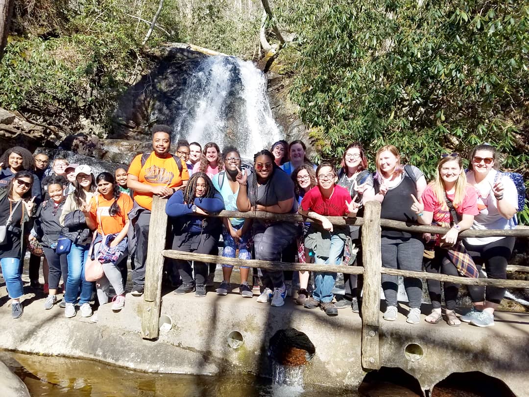 ASBOkstate's tweet image. After a day of service, we headed to Great Smoky Mountains National Park! We hiked 2.6 miles to the beautiful Laurel Falls! A group that serves together, hikes together! #service #springbreak #asb2019 #okstate #alternativespringbreak #smokeymountains
