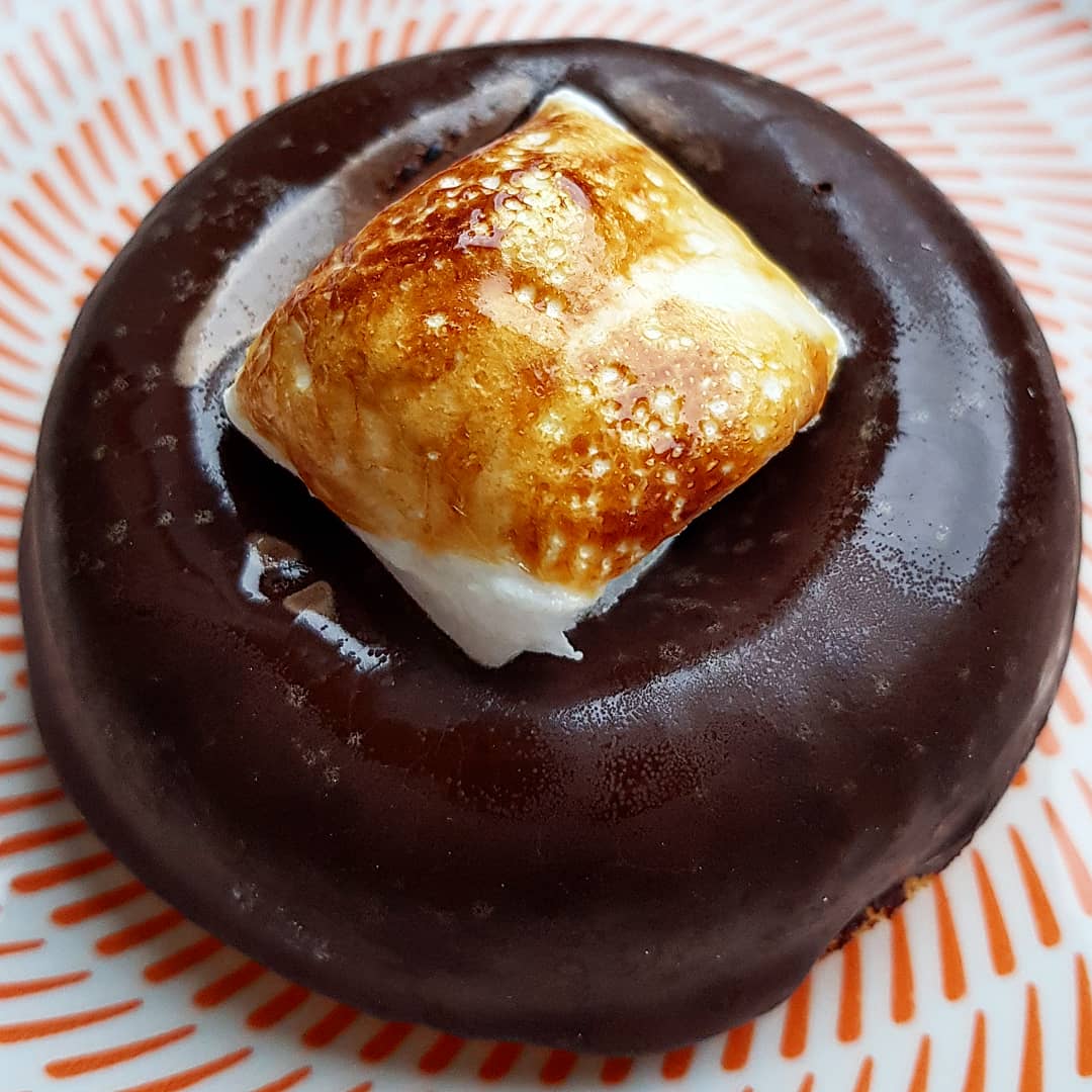 thegffridge's tweet photo. I ALWAYS want more s'more of the insanely good #glutenfree donuts from @eatnmesscakes please 🍩❤ https://t.co/xd7KBDUE8V