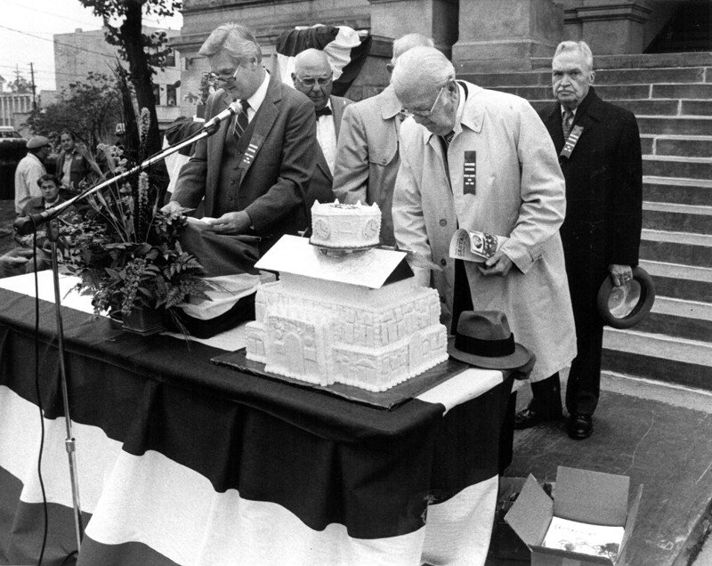 journalnews's tweet photo. 16 amazing black-and-white photos of the historic Butler County Courthouse https://t.co/mDArwuMp8i https://t.co/OYSCGMATsp
