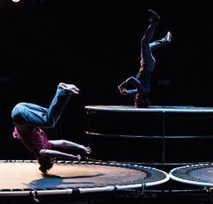 AlferezSteph's tweet photo. Ring : Très belle performance de la Compagnie Kiaï ce soir à l’Espace Albert Camus de Bron. Un savoureux mélange de danse, acrobatie et trampoline. Merci pour cette belle découverte ! ✨@Pole_en_Scenes https://t.co/AmTKzaLjUm https://t.co/rraxTqibP3