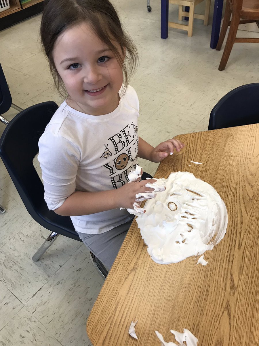 mrs_v_gedsb's tweet photo. Writing names, word wall words and letters we know in shaving cream! #smellsgood #feelscool #practice #fun @Thompson_Creek https://t.co/uyHaT3rzwC