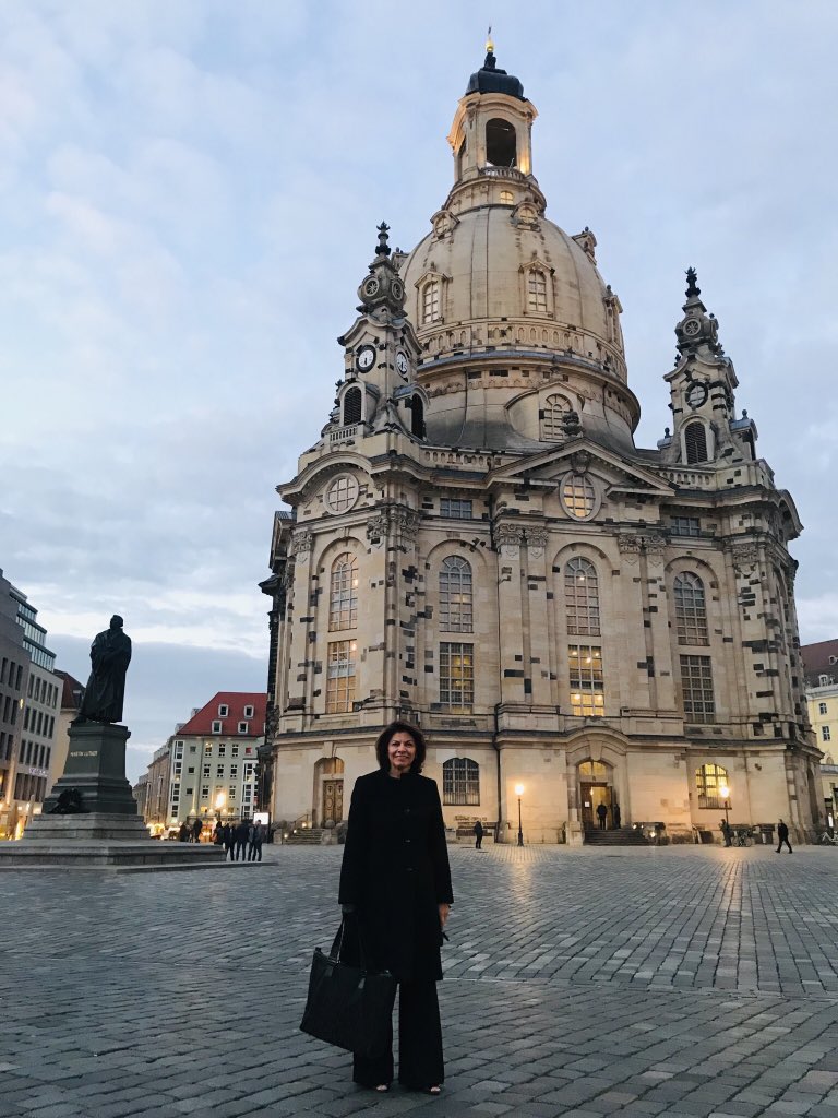 Laura_Ch's tweet photo. Este es el sitio desde el cual pronunciaré mi conferencia “Democracy in the Digital Age”; aunque no pretendo sermonear, tan sólo reflexionar. @sefbonn @AnnanElections @KofiAnnanFdn
#DFIP19 https://t.co/ZMWX0hmXle