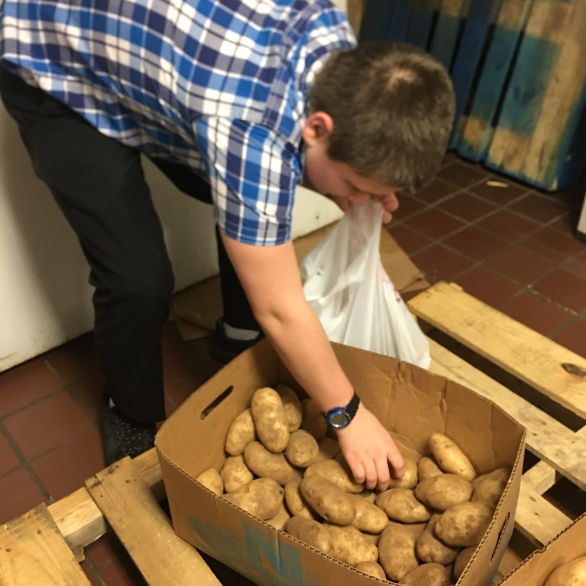 RelateChurchMS's tweet photo. Members of Relate Serve and their families traveled to West Jackson yesterday to the Voice of Calvary Food Pantry to help pack boxes of food for local families in need. If you want to be involved with the impact Relate Serve is making, please contact us at serve@relatechurch.com https://t.co/LWYSlqHSqx