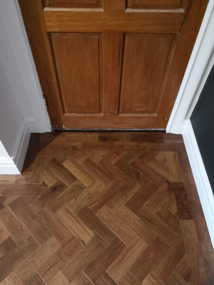 WATS29's tweet photo. What a transformation Karndean Art Select Auburn Oak installed in this lounge by our Karndean certified installer. @karndeanUK https://t.co/4qYZRuNArM