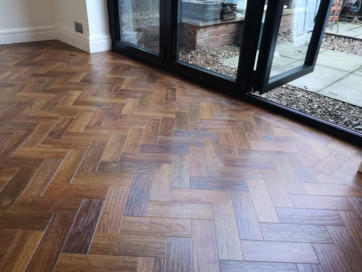 WATS29's tweet photo. What a transformation Karndean Art Select Auburn Oak installed in this lounge by our Karndean certified installer. @karndeanUK https://t.co/4qYZRuNArM