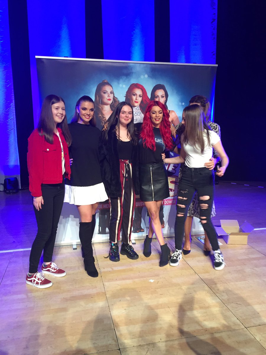 joannetbhh's tweet photo. I MET DOIANNE AMY CHLOE LUCY AND AMY 💗💕💖 https://t.co/8OqOZ5YYto