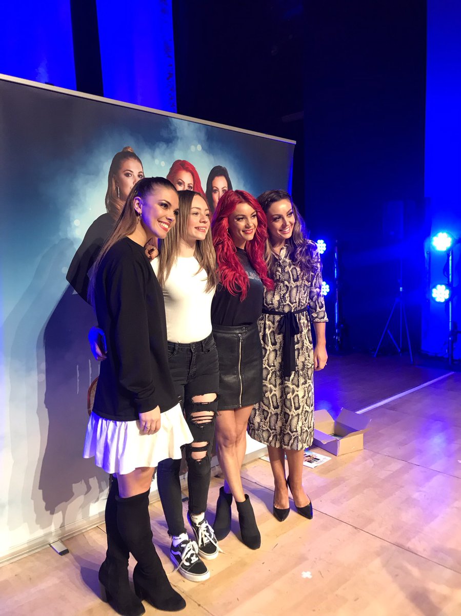 joannetbhh's tweet photo. I MET DOIANNE AMY CHLOE LUCY AND AMY 💗💕💖 https://t.co/8OqOZ5YYto
