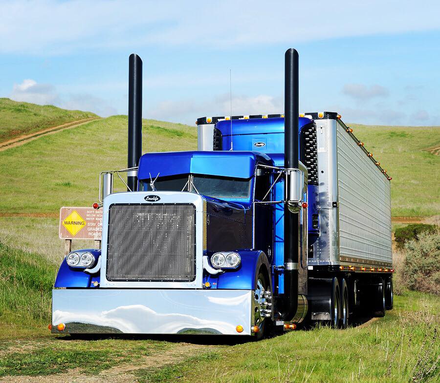 TenFourMag's tweet photo. Black n Blue! #TenFour25Years #TeamTenFour #TenFourians #TenFourMagazine #CoolestTrucks #ShowTruckin #KeeponTruckin #TruckerLife #Peterbilt https://t.co/oLlpPzXd43