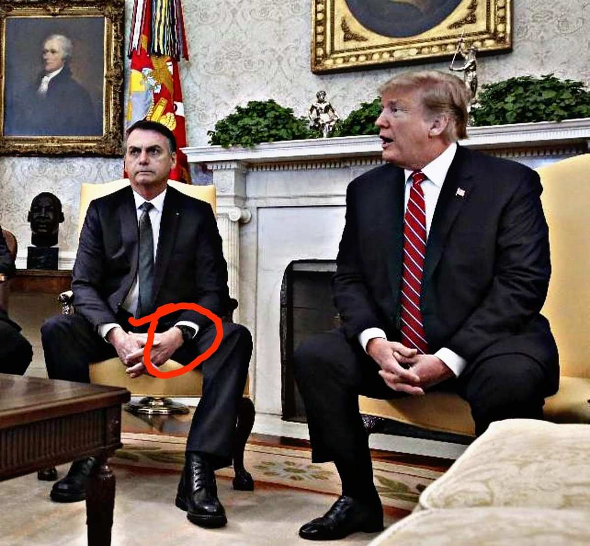 AssumpcaD's tweet photo. @jairbolsonaro vai pros EUA, entra na casa branca, se reúne com o presidente mais importante do planeta, realiza um sonho de aliar Brasil com Estados Unidos, mas o relojão de 20 conto da CASIO continua no pulso.Que presidente, senhores! QUE PRESIDENTE!. 
#BolsonaroOrgulhaOBrasil https://t.co/oumG4D7nZn