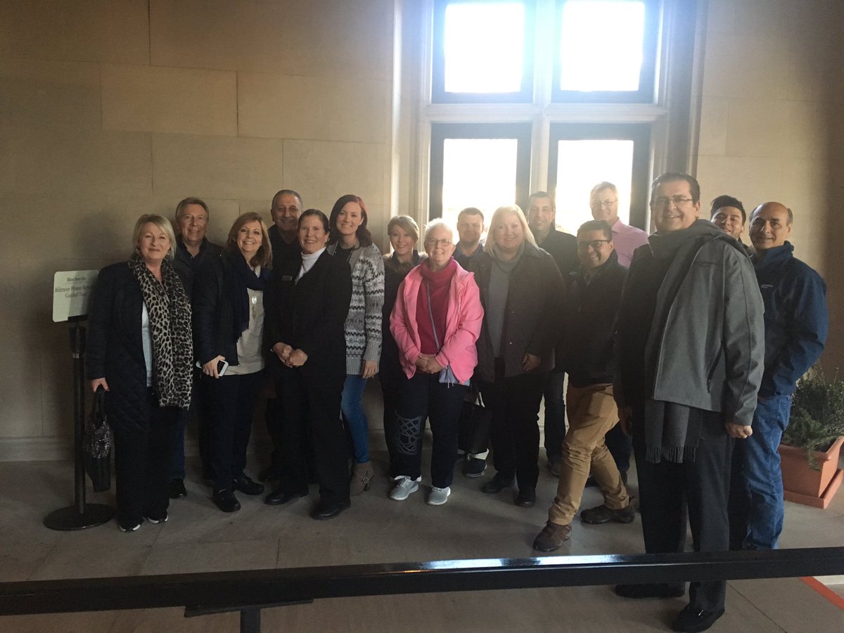 CaitlinM_LV's tweet photo. Our wonderful tour guide at the amazing @Biltmoreestate! @Yalell2 @AlisonWickerham @jdsmullen @lloduca @Menriquevilla #Biltmoreestate #ResortOpsRetreat https://t.co/pT4eyGlOlb