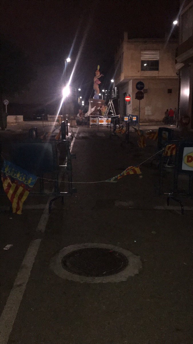 falladelmar's tweet image. Preparando el castillo 🎇
A la 1:00h quemamos 🔥 

#Falles2019