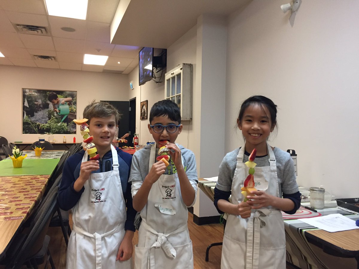 Project_CHEF's tweet photo. We were busy bees in the #springbreakcamp kitchens today, making a bounty of #breakfast items including #fruit kebabs, #muesli in a jar, #frittata loaded with #veggies, and gooey #maplecinnamon buns! #kidscancook #freshoutoftheoven https://t.co/AIX2kxsyMy